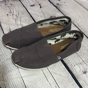 Tom’s Gray Ash Alpargatas Slip-On Canvas Shoes w/ animal/wildlife inside lining
